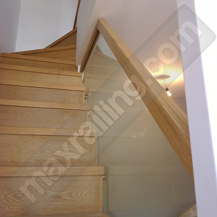 стъклен парапет с държачи